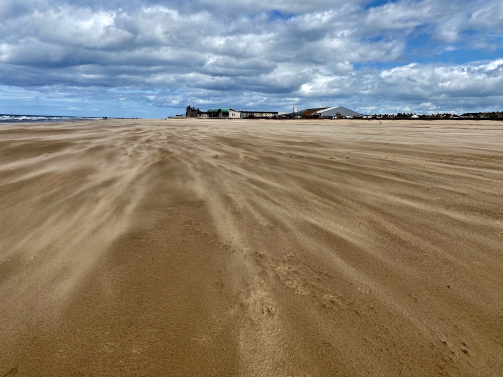 brauner Sand unter blauem Himmel tagsüber