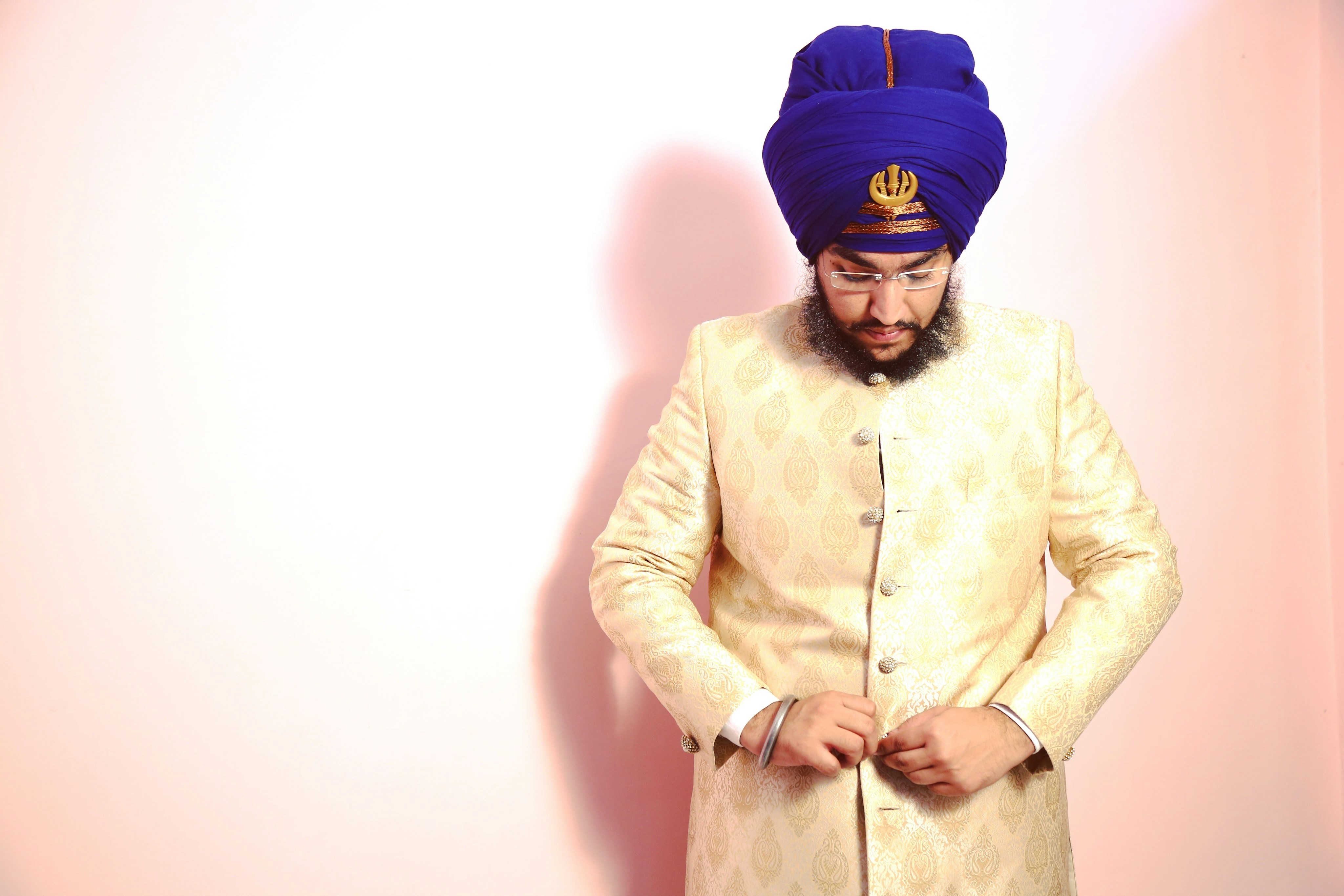 Homme en chemise à manches longues beige portant un bandana bleu
