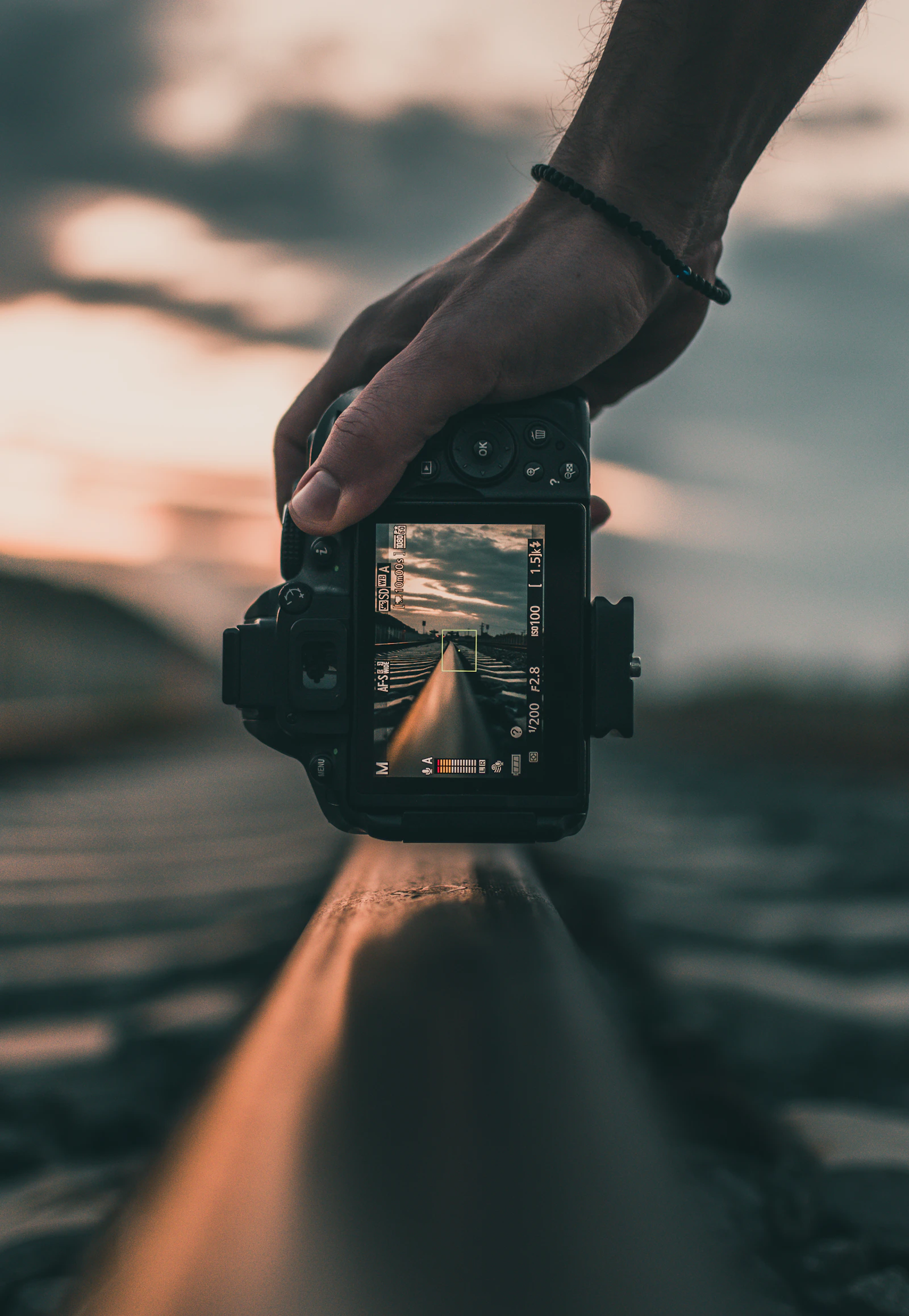 Person mit DSLR-Kamera in der Natur