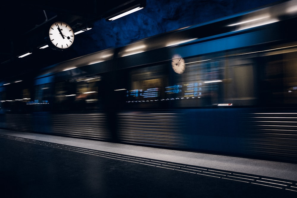 Foto de lapso de tiempo de la estación de tren