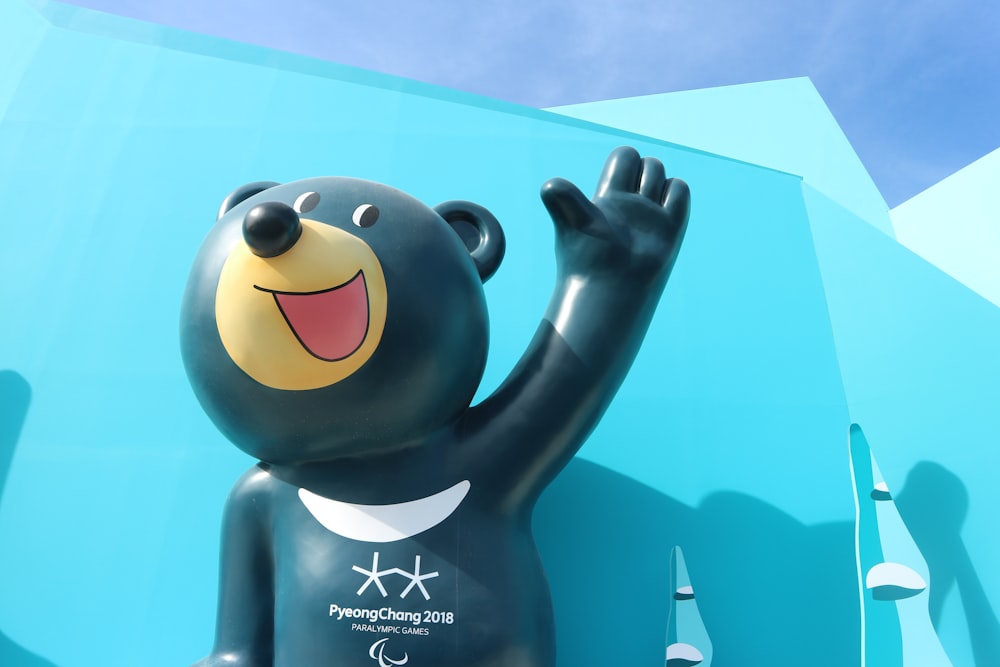 Foto personaje de dibujos animados de pato negro y amarillo – Imagen  Gangneung gratis en Unsplash