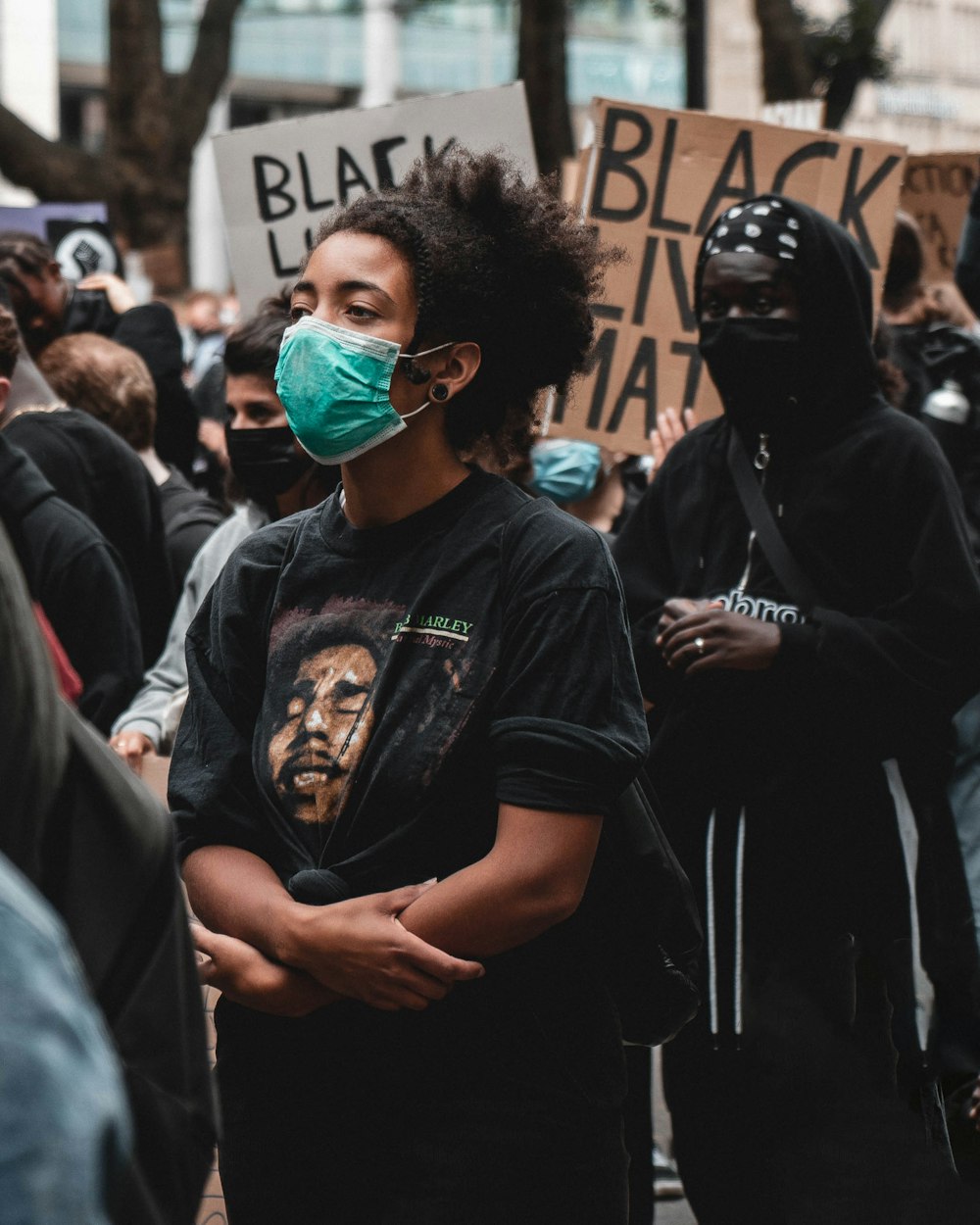 man in black crew neck t-shirt wearing green goggles