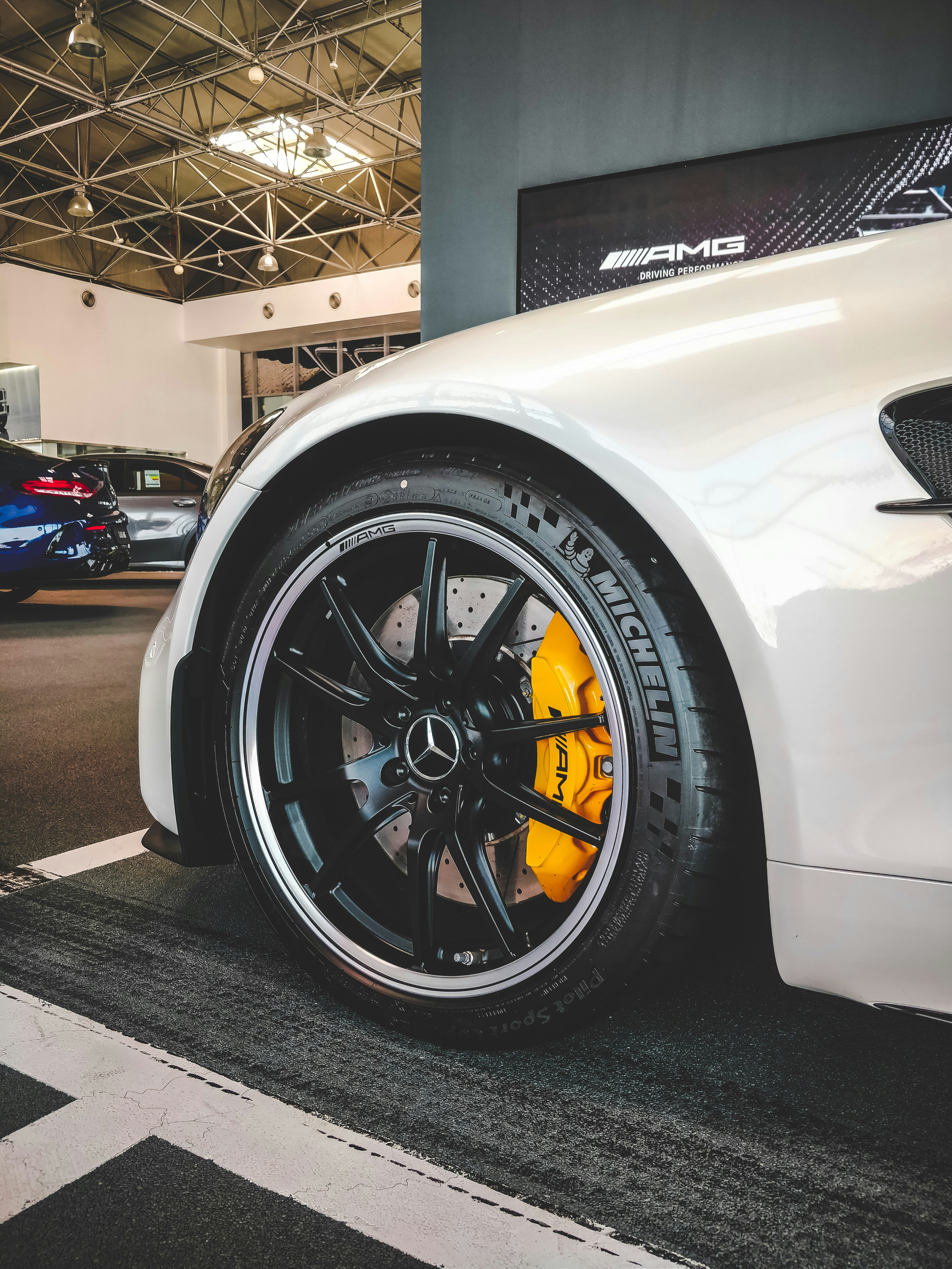 黒い車輪が付いた白い車の写真 Unsplashで見つけるアラブ首長国連邦の無料写真