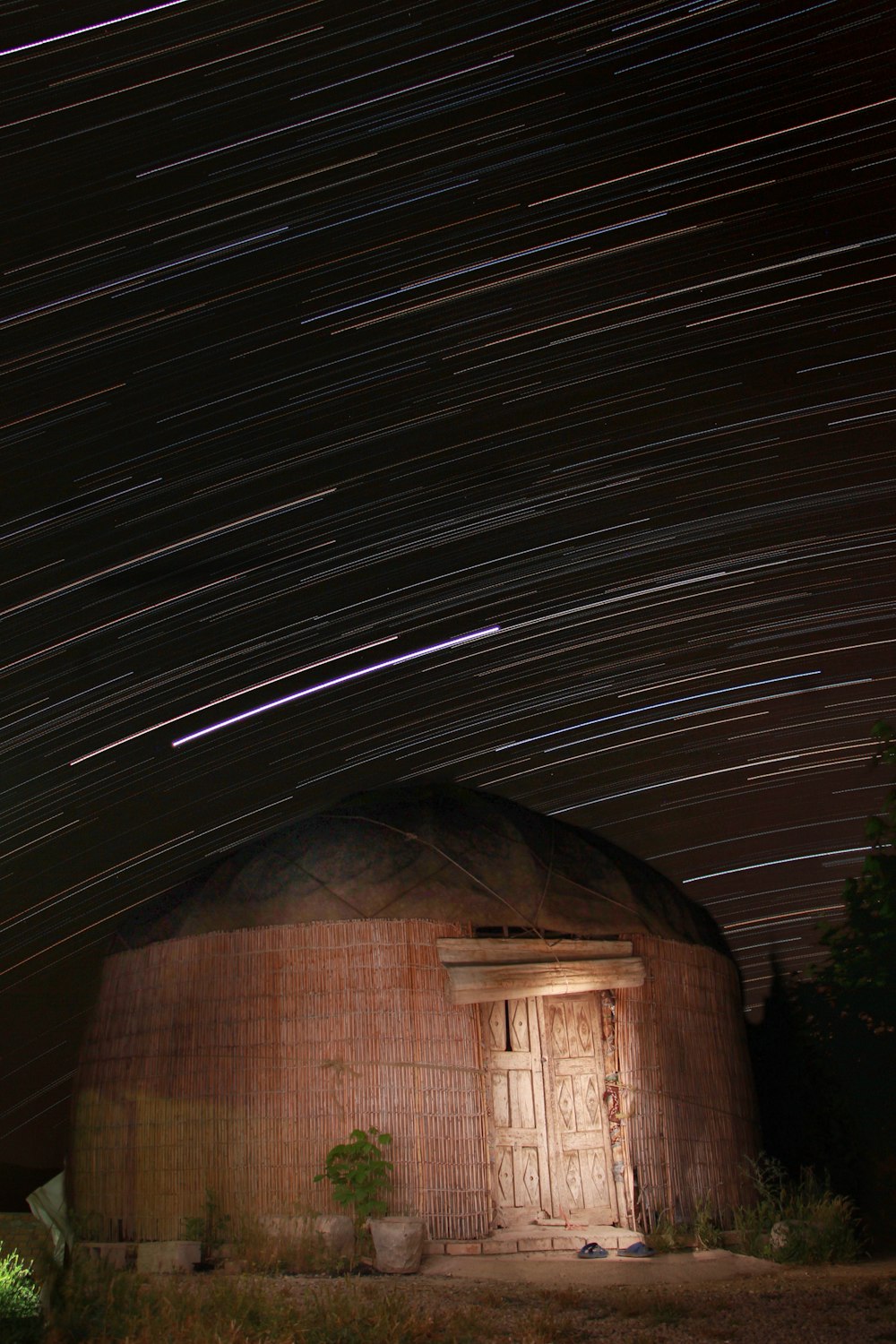 tunnel en bois brun pendant la nuit