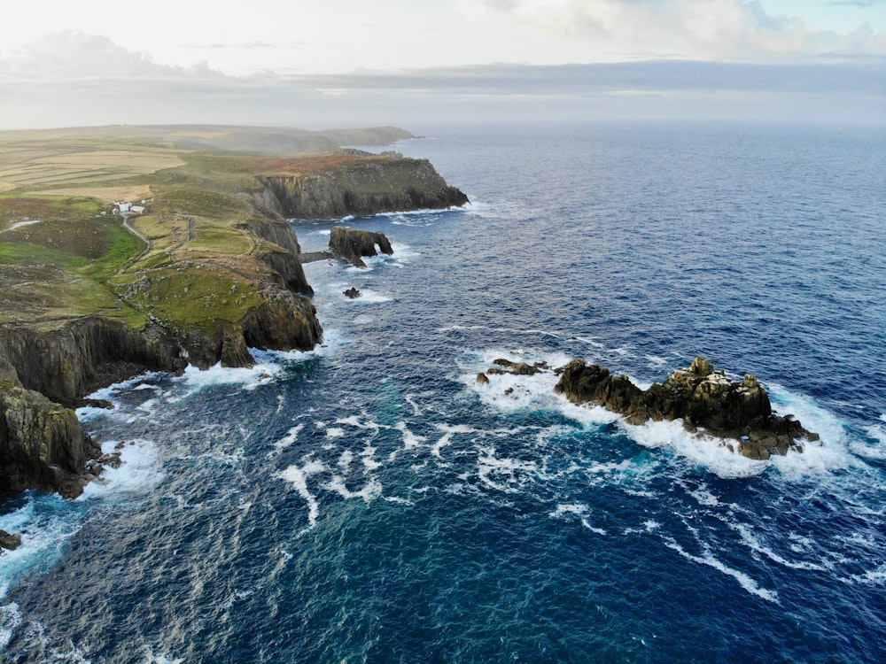 Luftaufnahme des grünen und braunen Berges am Meer während des Tages