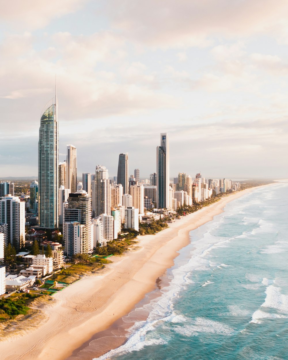 Edificios de gran altura cerca del mar durante el día