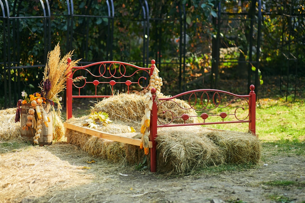 banc en bois rouge avec foin brun