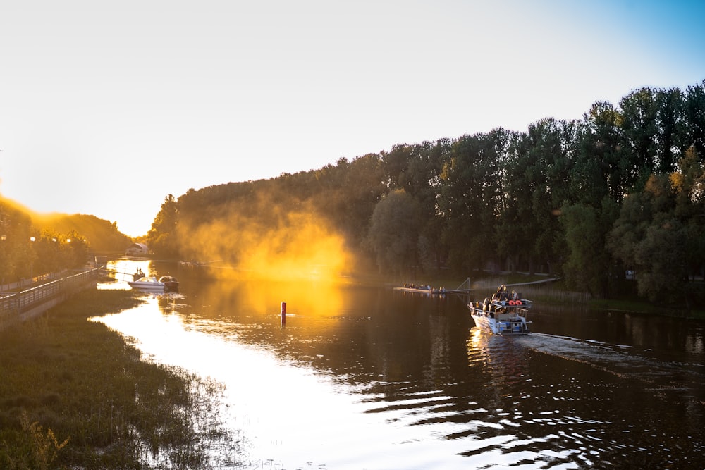 Bateau blanc et bleu sur la rivière pendant la journée