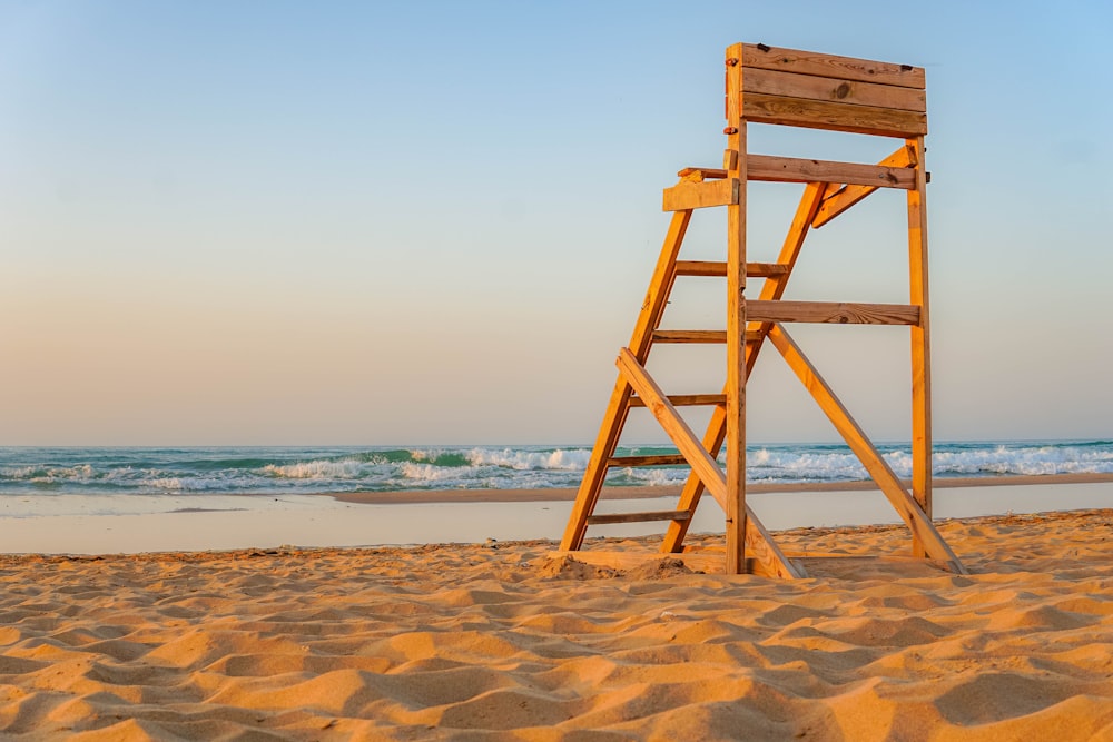 escada de madeira marrom na praia durante o dia