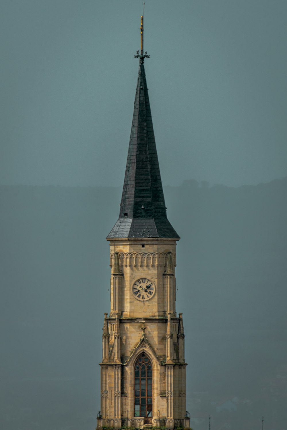 un'alta torre con un orologio in cima