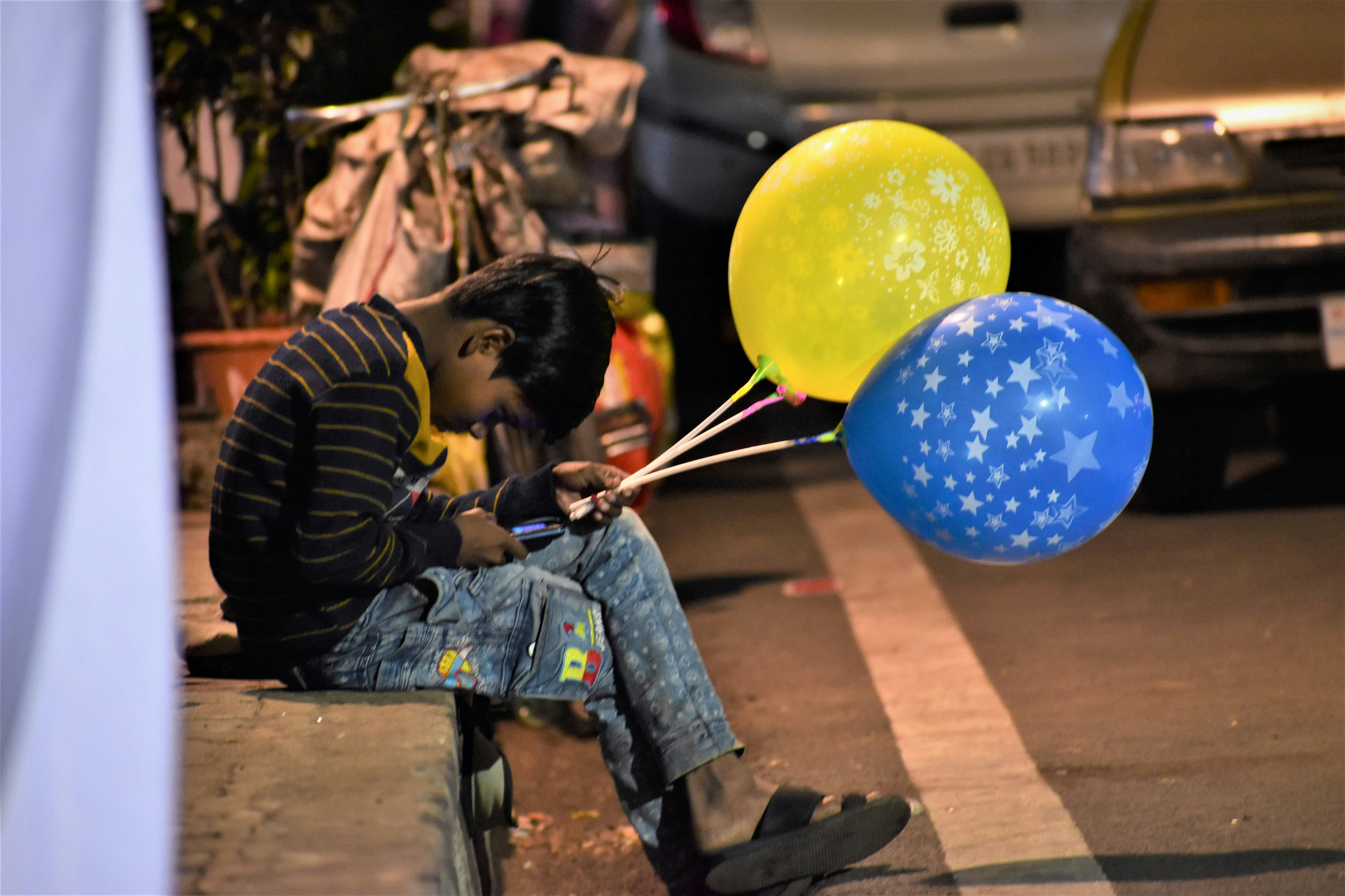 وجه طفل يضيء فرحًا عند رؤية بالونات عيد الميلاد.