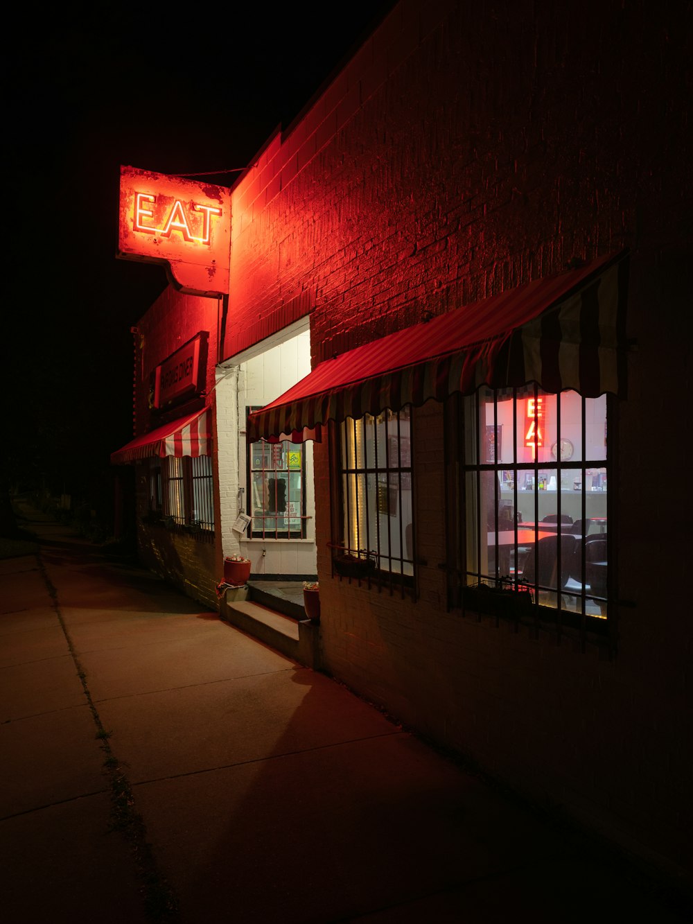 Tienda roja y blanca durante la noche