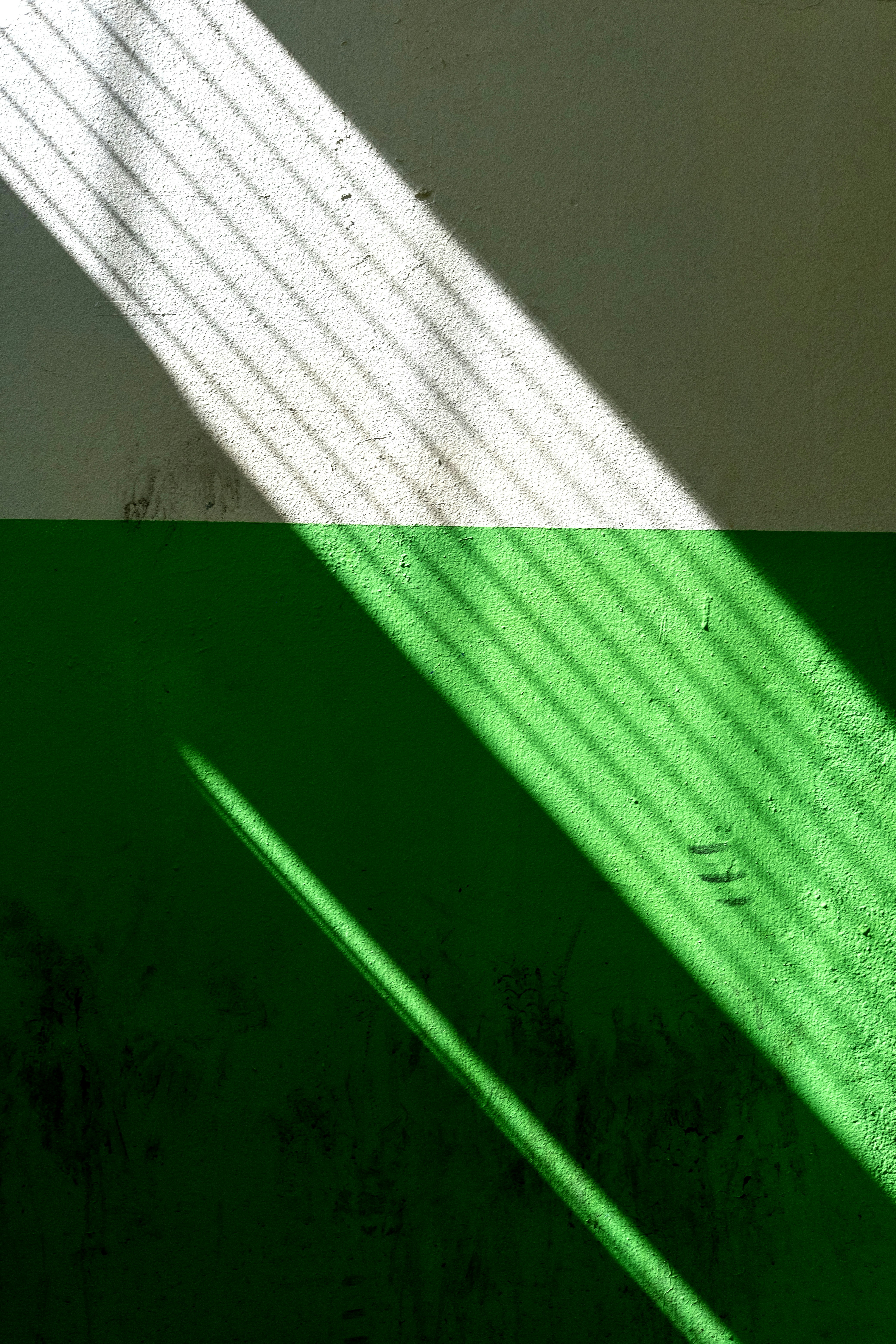 textil blanco sobre superficie verde