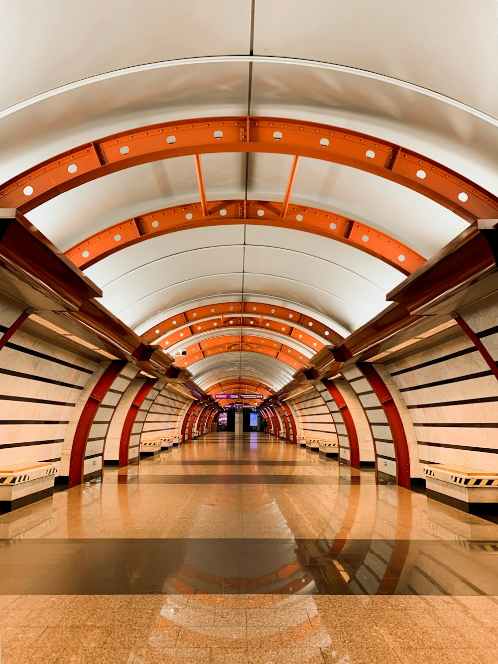 Intérieur du bâtiment en béton brun et blanc