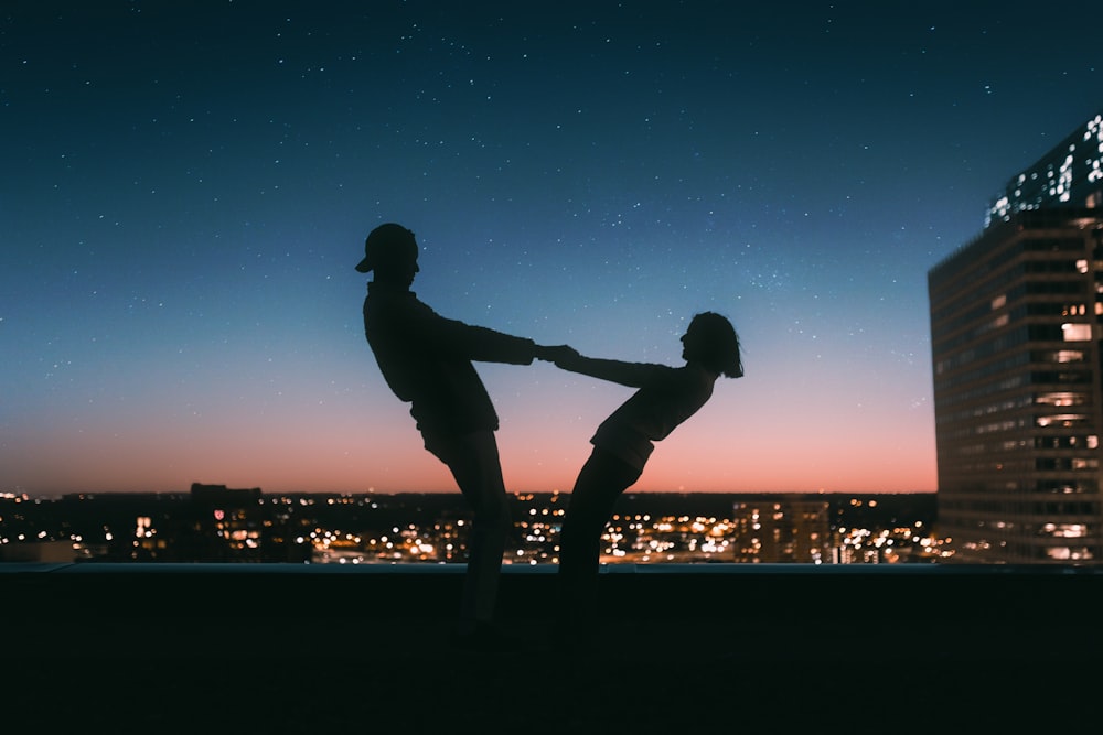 Silhouette eines Mannes, der nachts auf das Feld springt