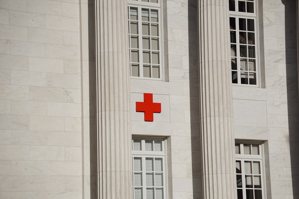 Rotes Kreuz auf weißem Betongebäude