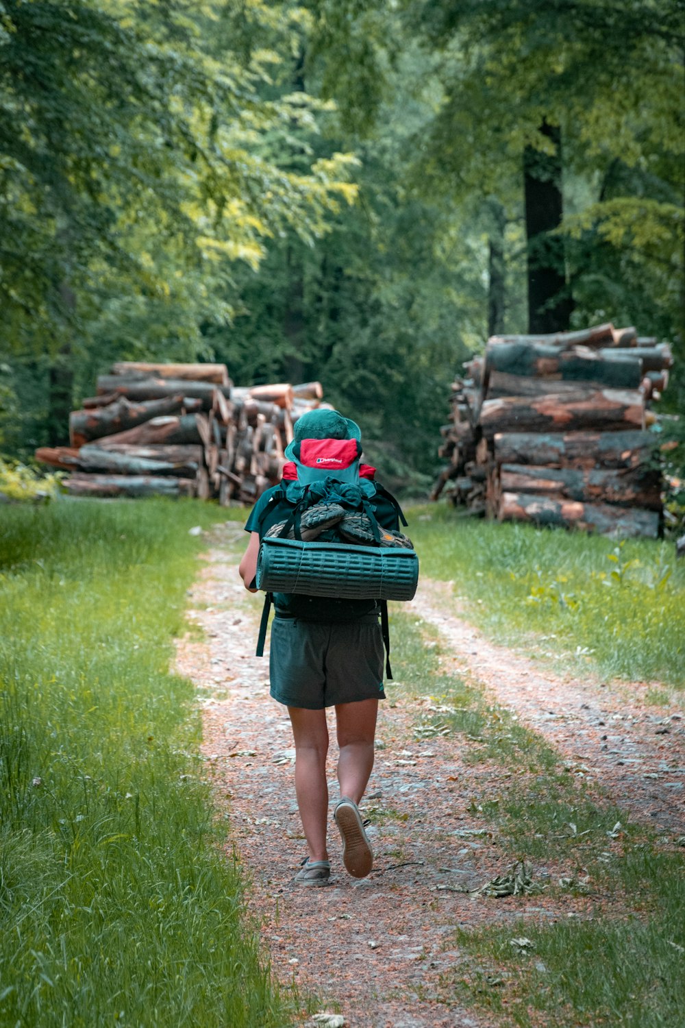 Frau im schwarzen Rock geht tagsüber auf Feldweg