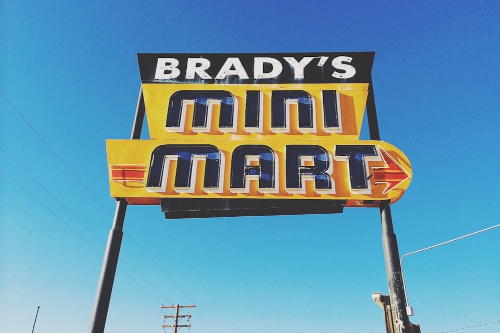 Ein Schild für einen Minimarkt mit blauem Himmel im Hintergrund