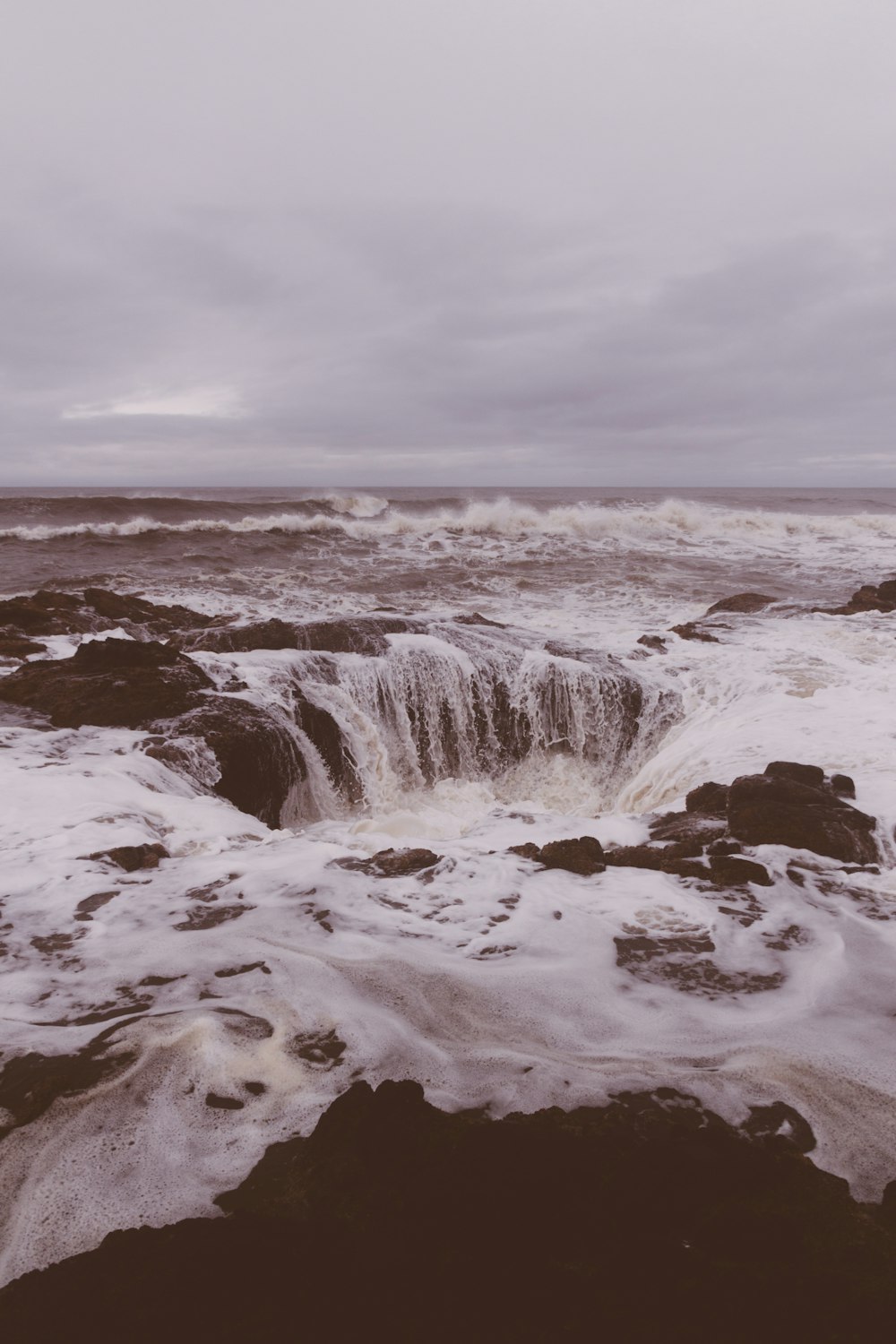 El agua cae bajo nubes blancas durante el día