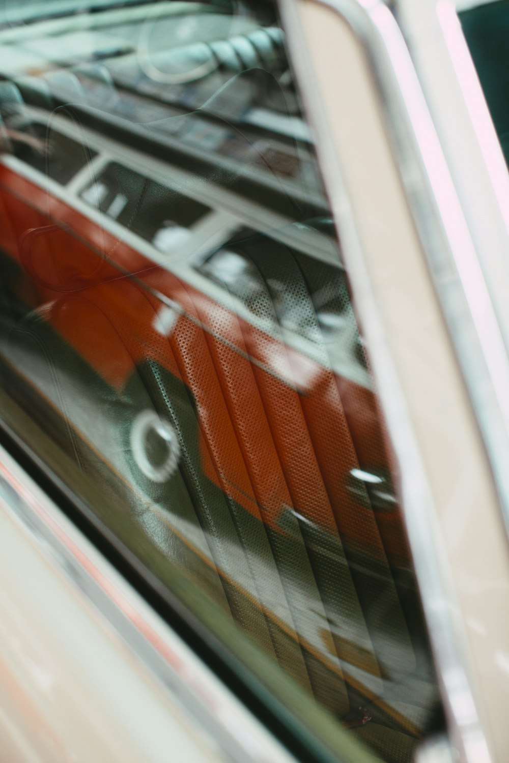 puerta roja y blanca del coche