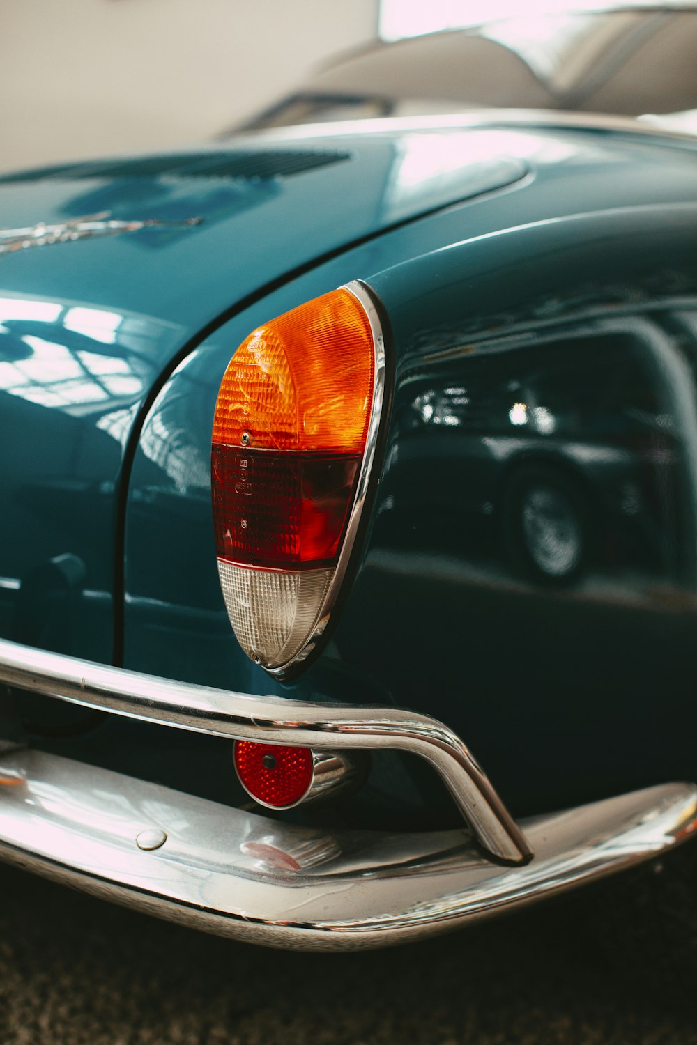 voiture noire avec lumière orange