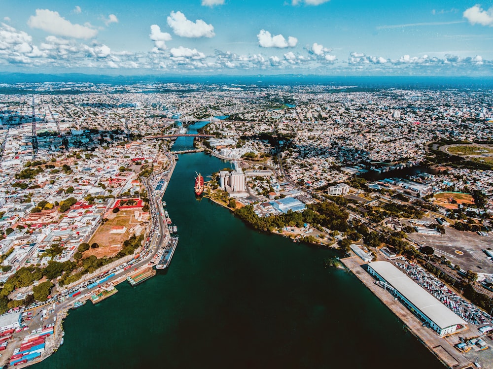 vista aérea dos edifícios da cidade durante a noite