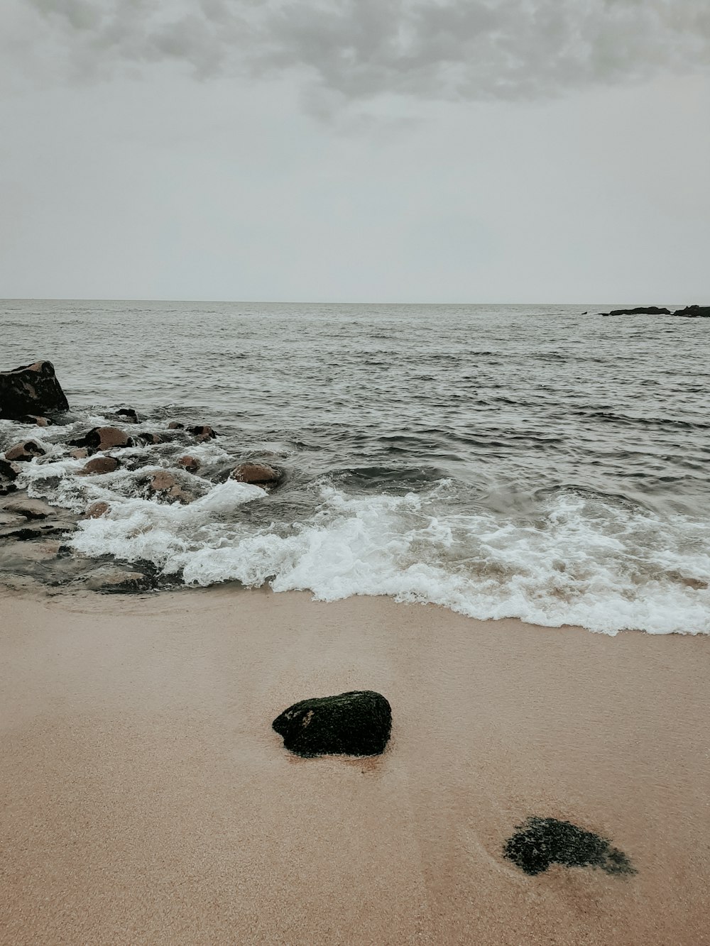 sea waves crashing on shore during daytime