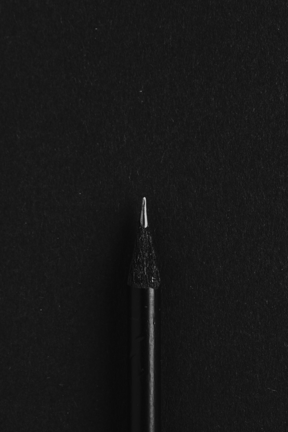 schwarzer Stift auf schwarzem Textil