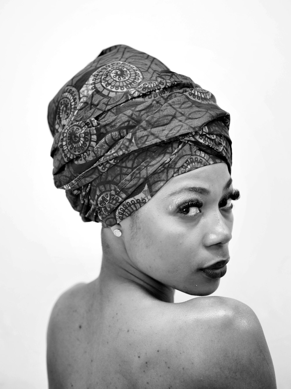 woman wearing black and white floral head dress