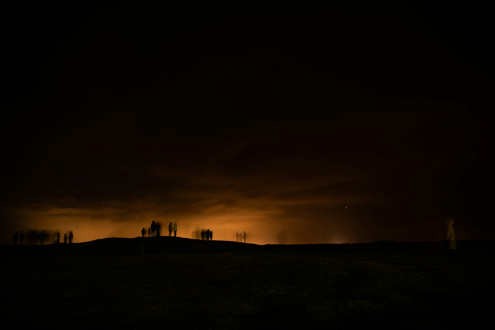 Nikon D5500 + Sigma 17-50mm F2.8 EX DC OS HSM sample photo. Silhouette of people on photography