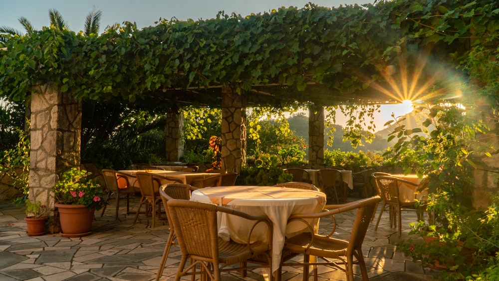 Mesa y sillas de madera marrón