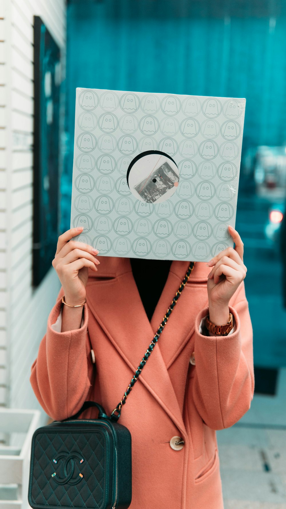 Person mit weißem und blauem Papier