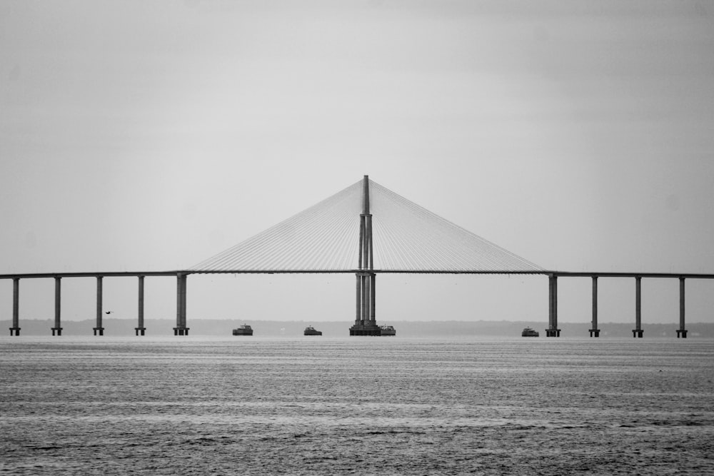 foto em tons de cinza da ponte sobre o corpo de água