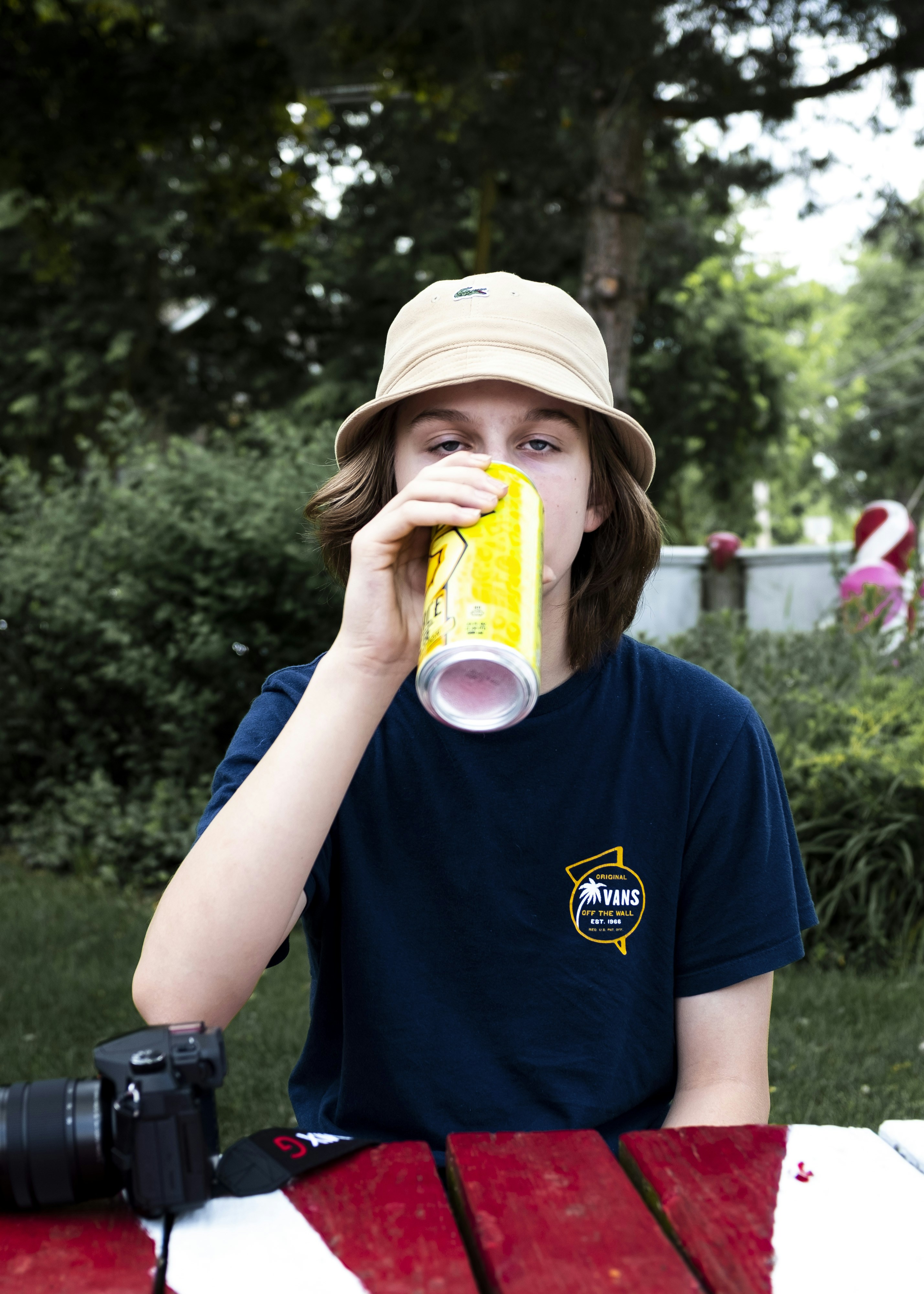 photo-1591734447890-89fff4c44dde?ixid=M3wxMjA3fDB8MXxzZWFyY2h8MTR8fGtpZHMlMjBjYXN1YWwlMjBiZXZlcmFnZSUyMHQtc2hpcnRzfGVufDB8fHx8MTc1Nzk1MDU0MHww\u0026ixlib=rb-4.1.0