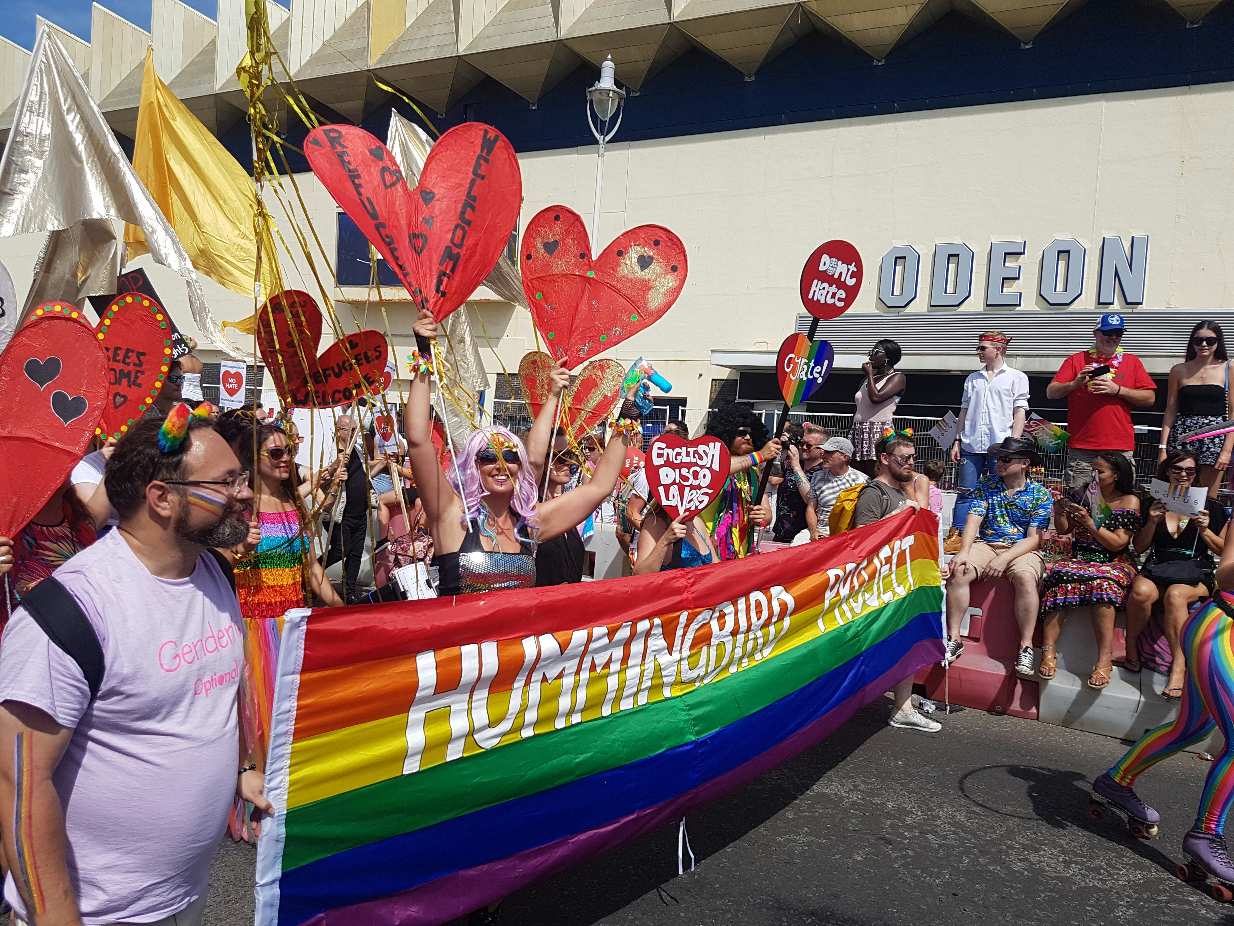 Personas de pie cerca de la
