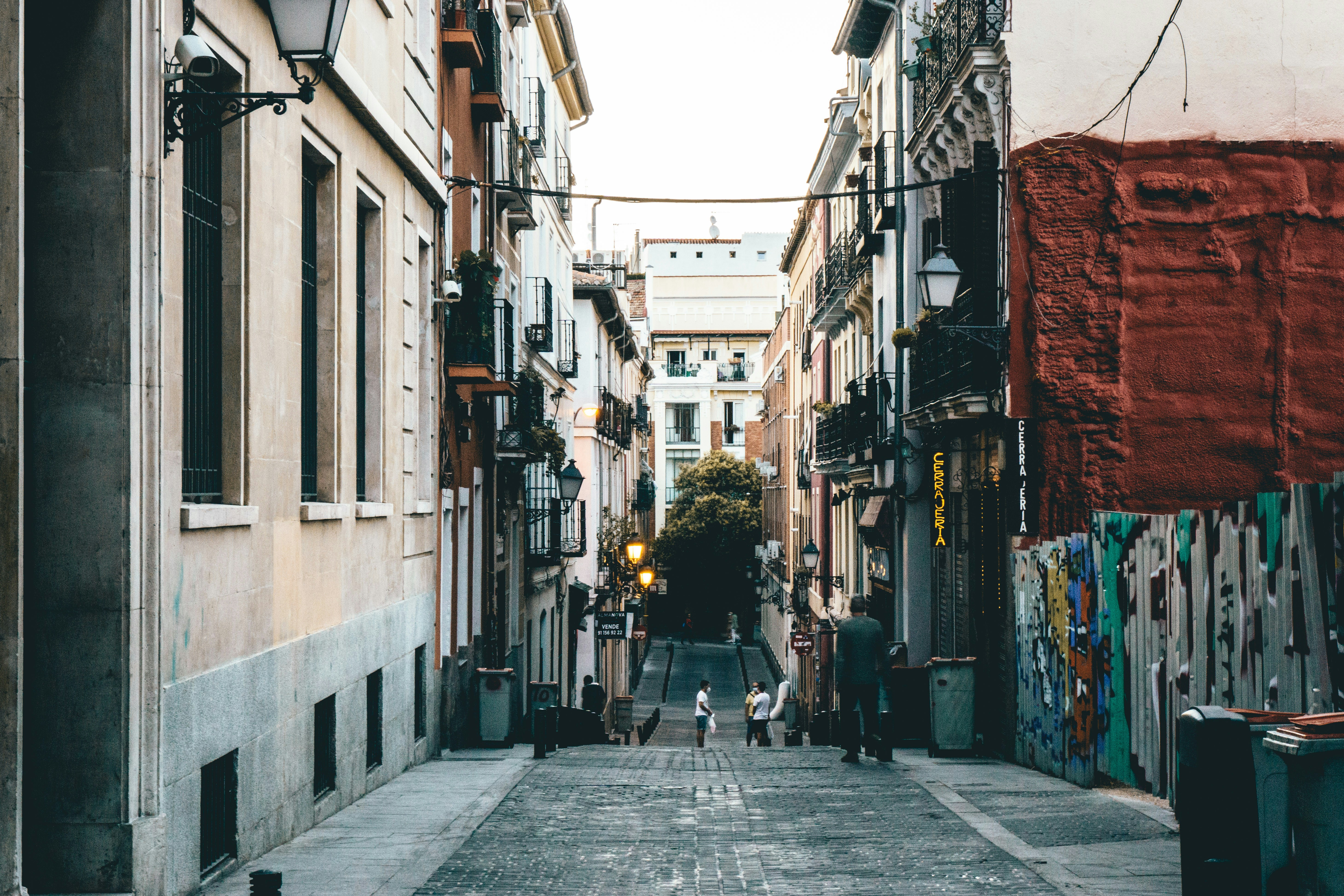 You can thank me on Instagram: instagram.com/arts_hot . Una calle Perpendicular a la calle de Atocha, Madrid. Una tarde junio cuando pasamos ya a la fase 2 de la cuarentena. Por Jhosef A. Cardich Palma