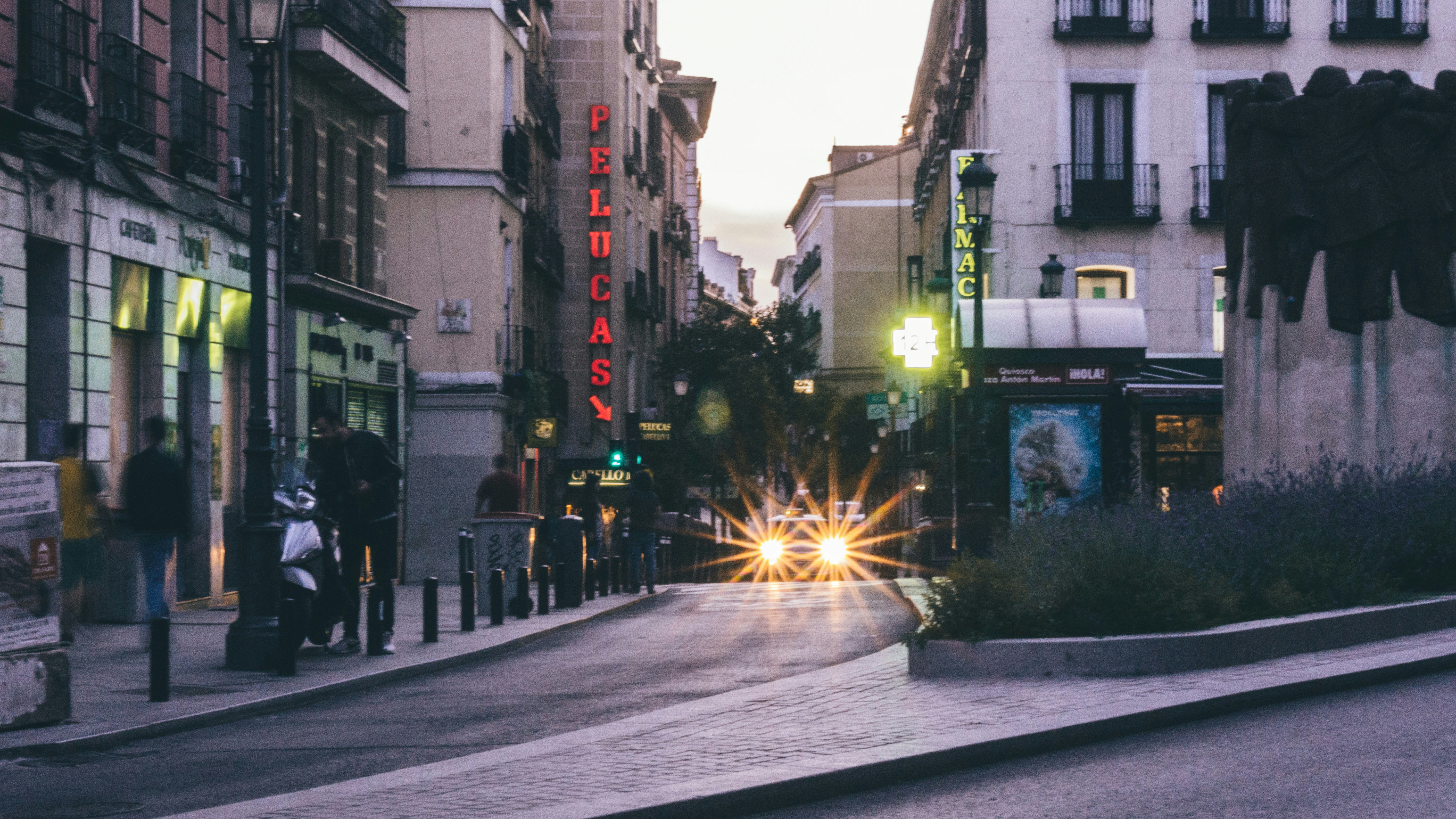 La Calle de Antón Martín con sus luces y letreros una tarde junio cuando pasamos ya a la fase 2 de la cuarentena. Por Jhosef A. Cardich Palma You can thank me on Instagram: instagram.com/arts_hot .