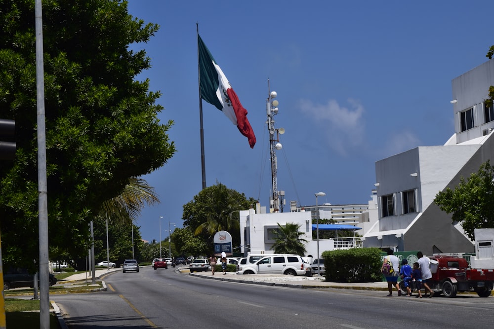 Weiße und rote Flagge auf der Stange in der Nähe der Straße tagsüber