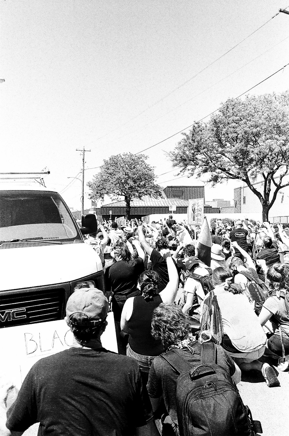 Photo en niveaux de gris de personnes dans la rue