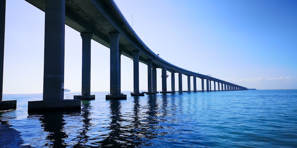 Pont en béton blanc au-dessus de l’eau