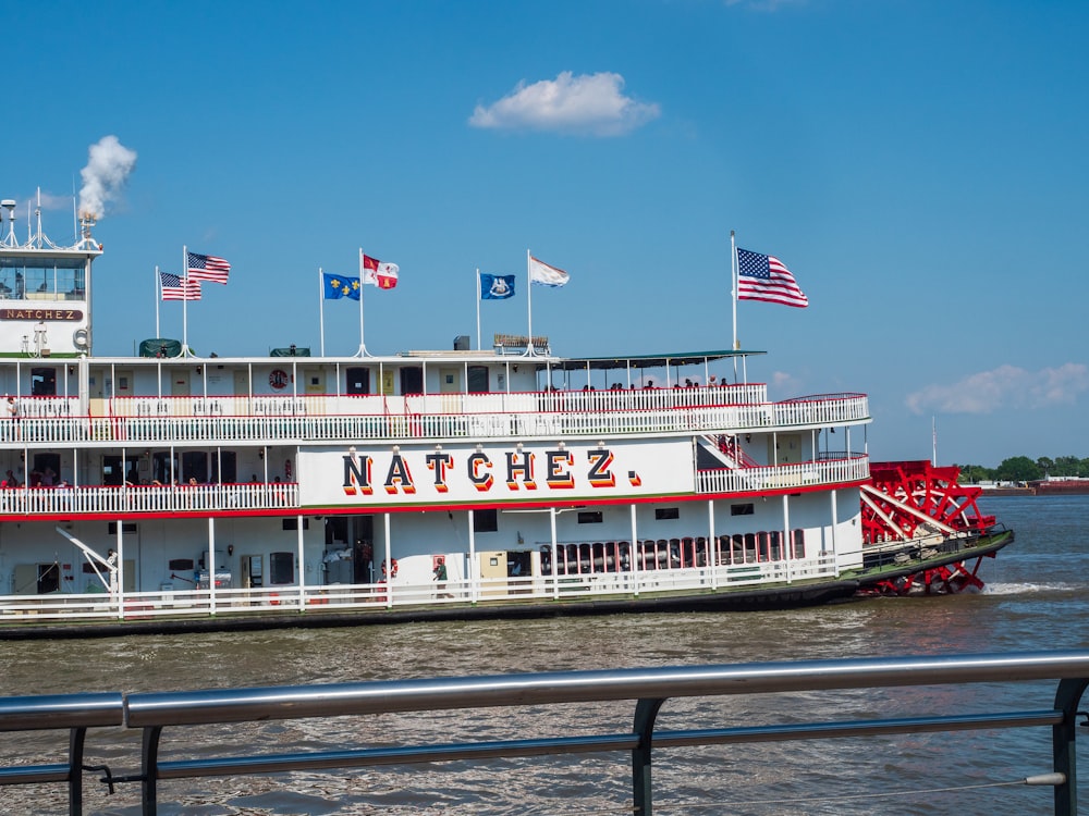 weißes und rotes Schiff tagsüber auf See