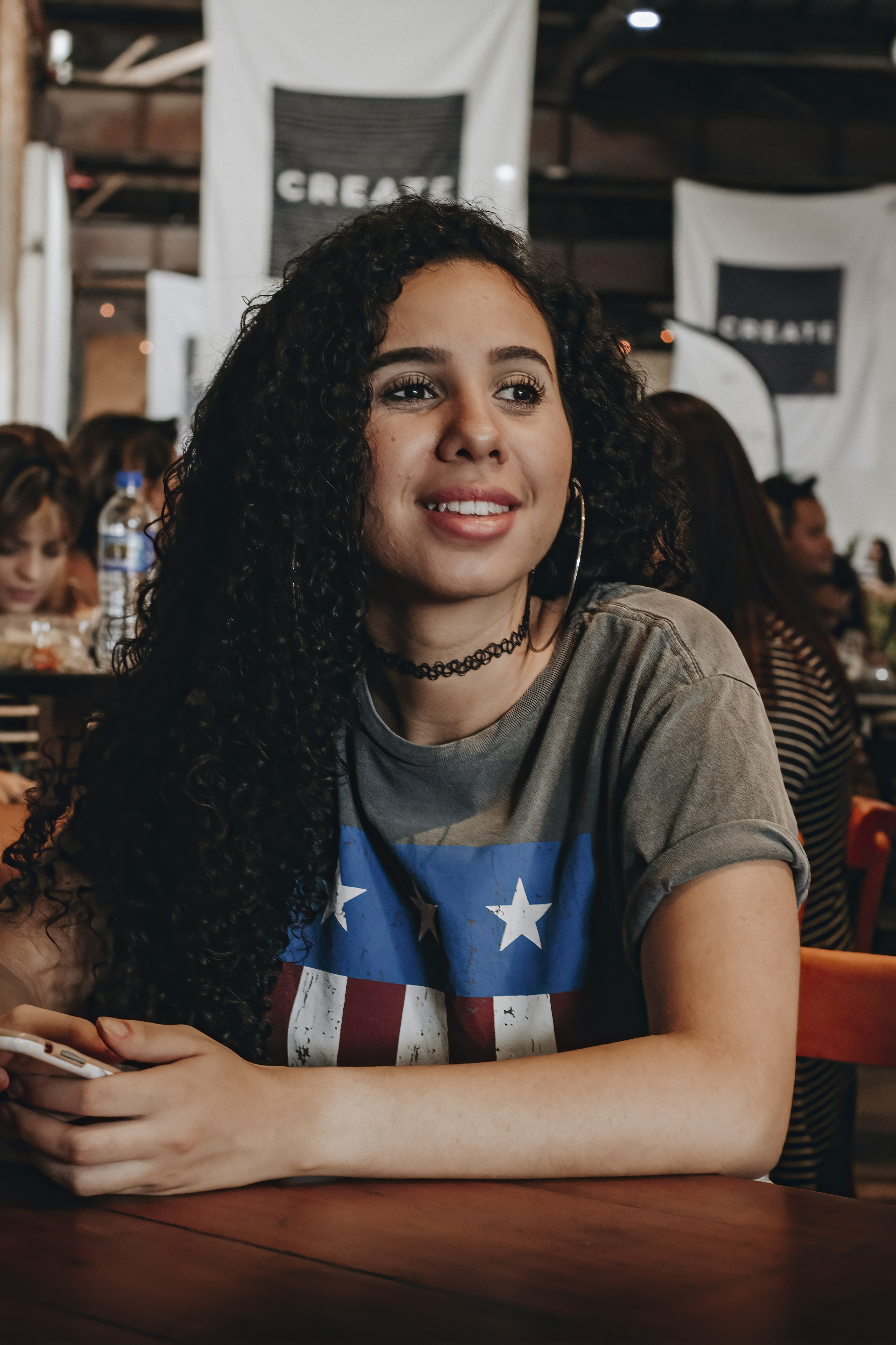 Mujer con camiseta gris de cuello redondo sonriendo