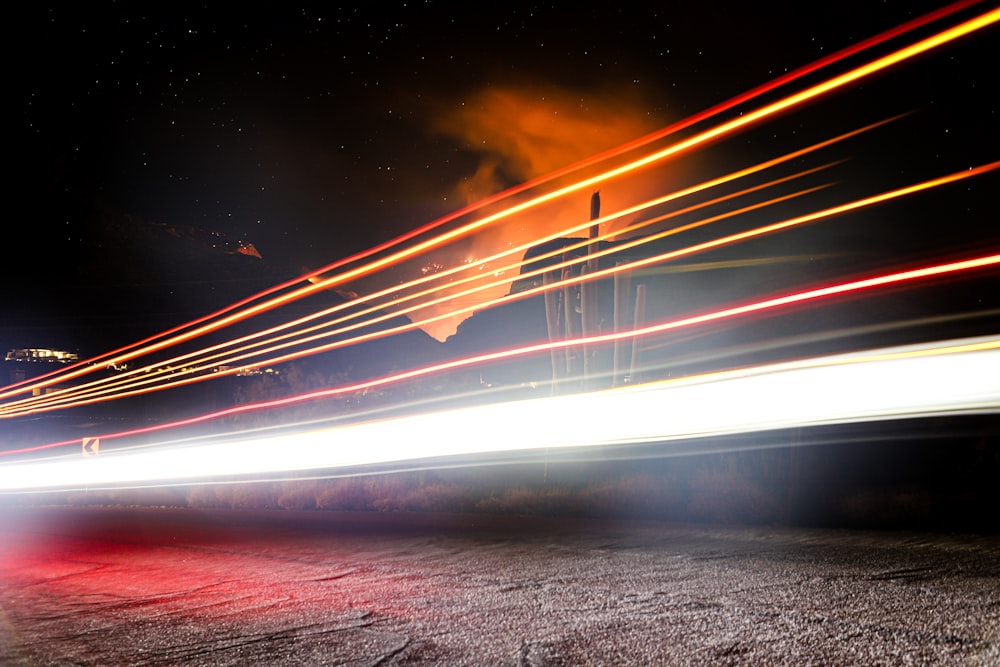 fotografia de lapso de tempo de carros na estrada durante a noite