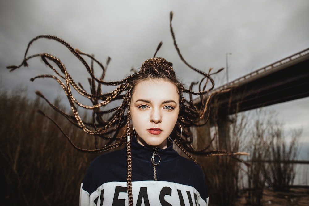 femme en sweat à capuche noir et blanc