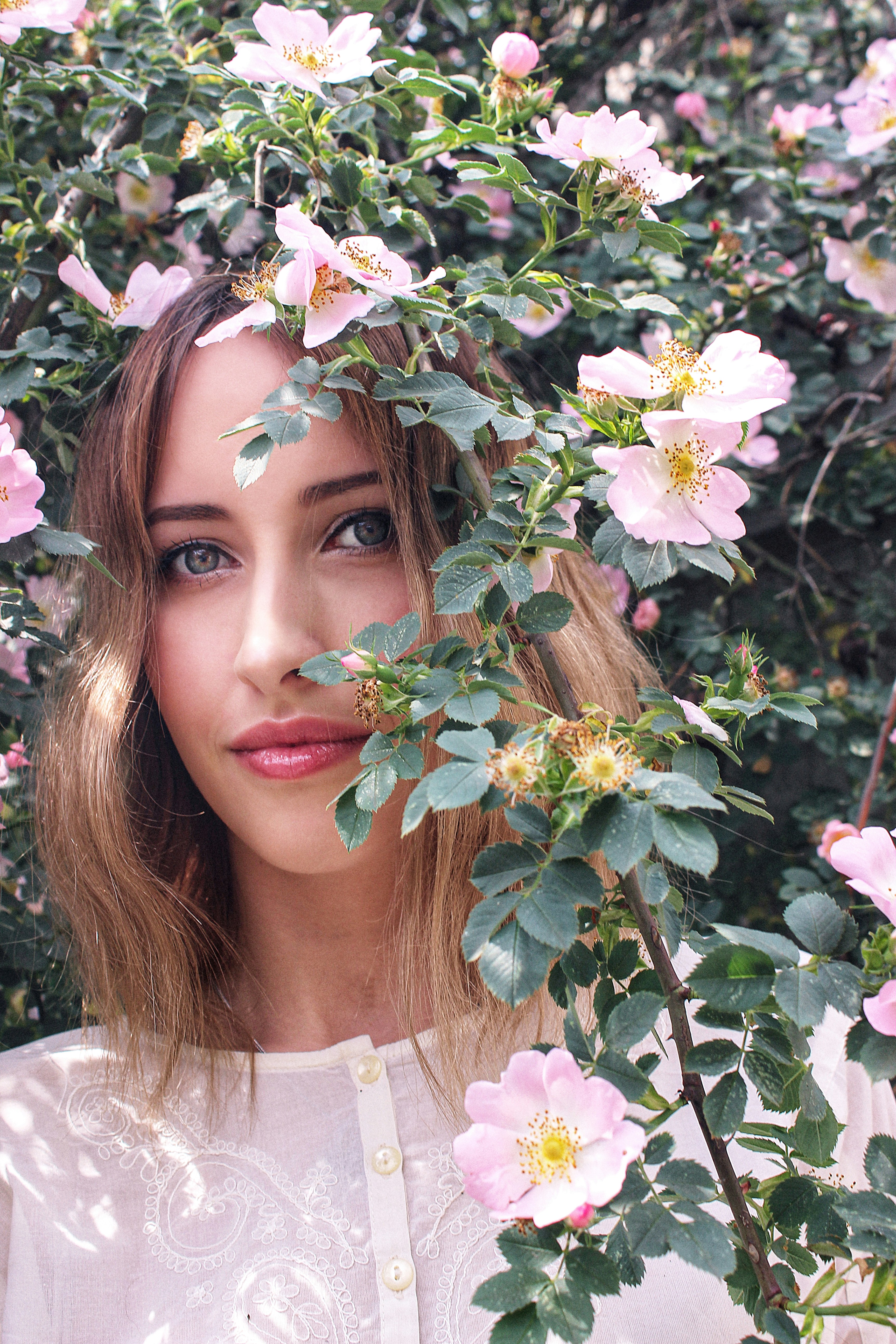 Femme en chemise blanche avec des fleurs blanches sur la tête