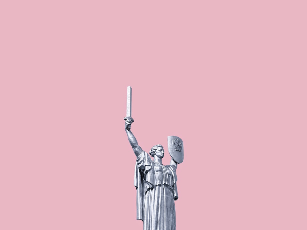 ange tenant une statue de bâton