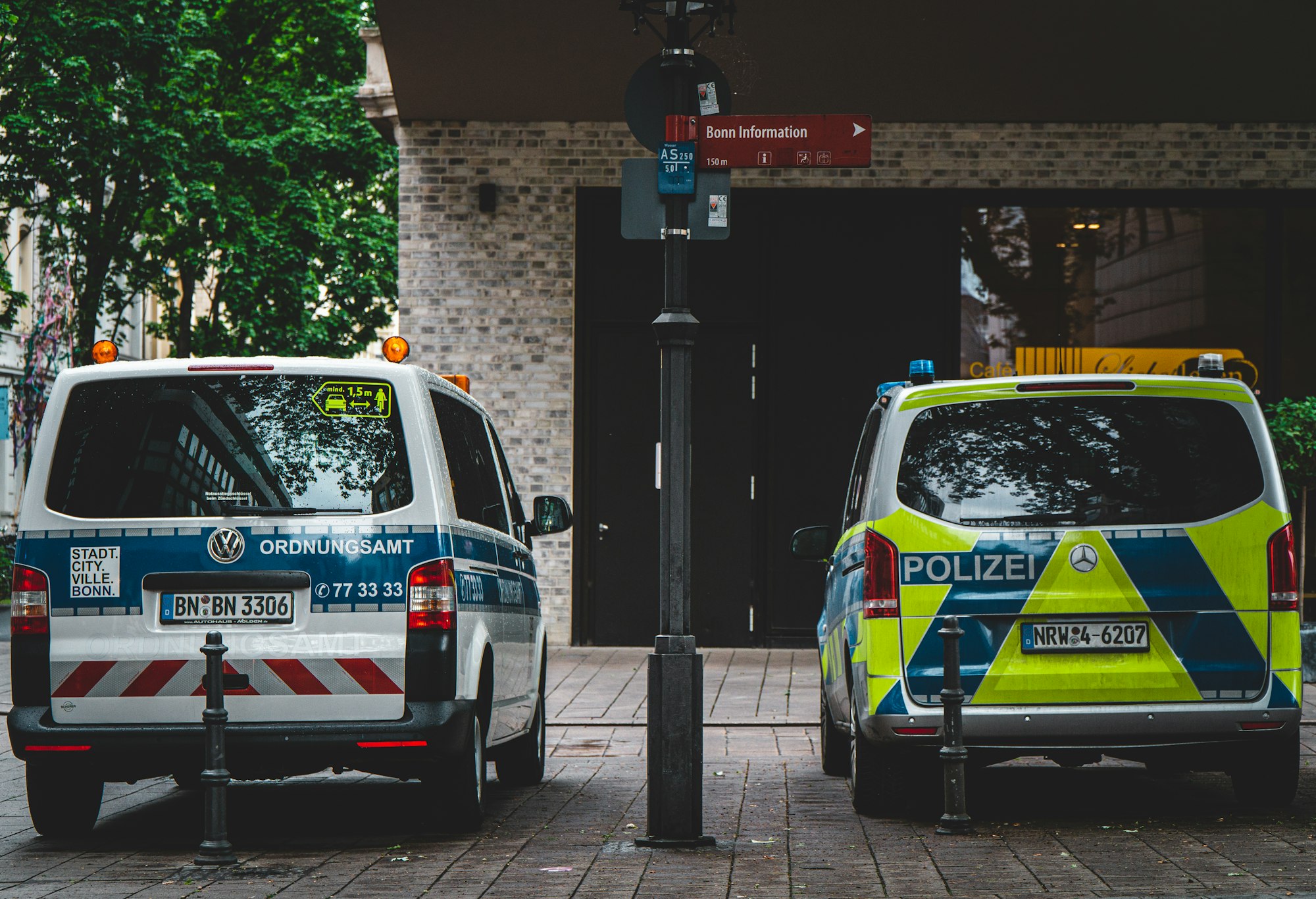 Links ein Ordnungsamtwagen und rechts ein Polizeiauto
