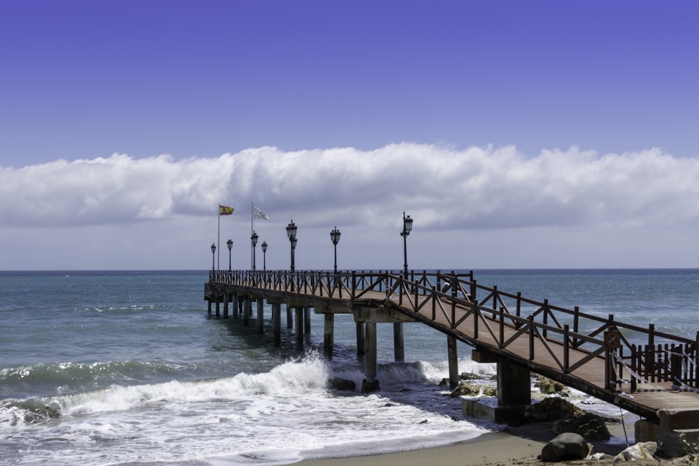 Braunes Holzdock auf See unter blauem Himmel tagsüber