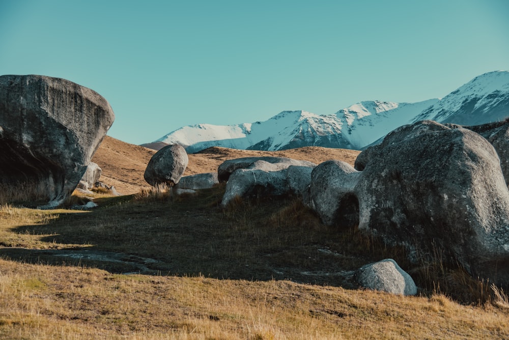 montagne marroni e bianche sotto il cielo blu durante il giorno