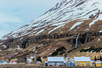 A vibrant Colombian landscape with mountains and rivers, representing national travel.